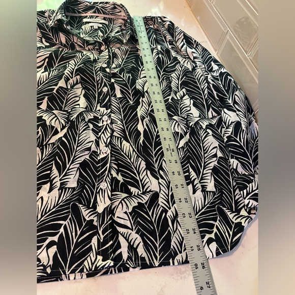 Foxcroft Top Black & White Palm Print Pink Thread Button Wrinkle Free Relaxed - Picture 9 of 11